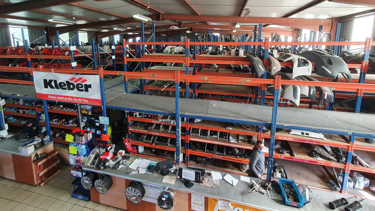 différents types de pièces automobiles neuves et d'occasion sur une étagère