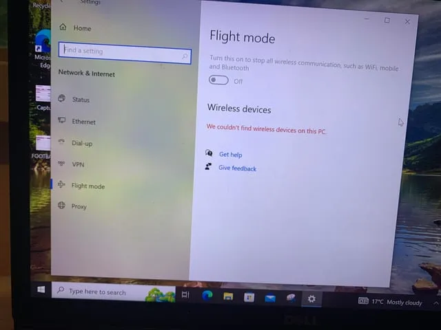 Laptop z ikoną Wi-Fi na klawiaturze lub fizyczny przełącznik Wi-Fi