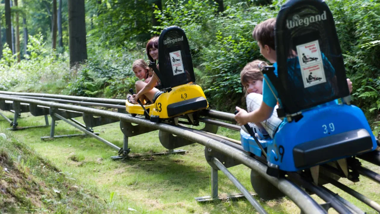 Jugendliche Achterbahn Freizeitpark Deutschland
