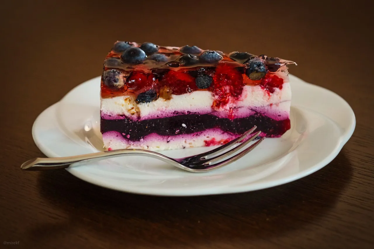 świeże owoce sezonowe na sernik truskawki maliny borówki