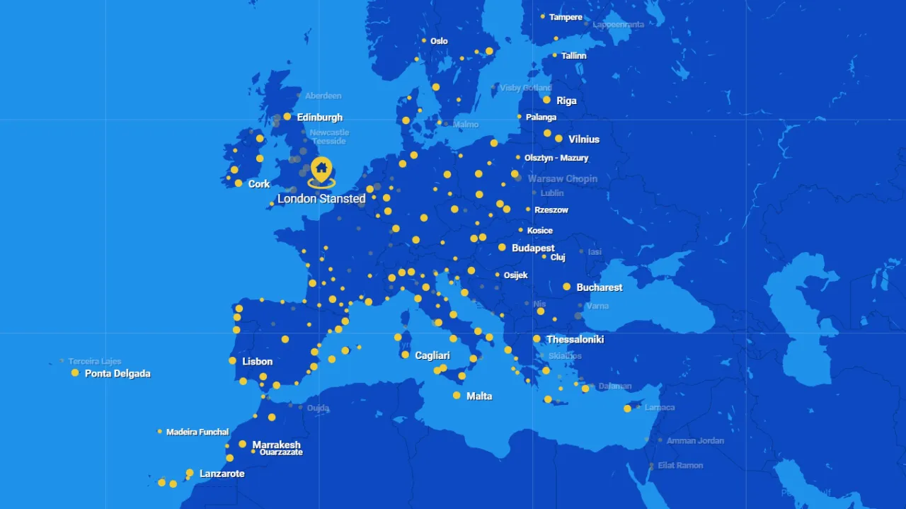 Mapa Europy z zaznaczonymi lotniskami. W Anglii widać m.in. Londyn Stansted, Edynburg, Aberdeen, Newcastle.