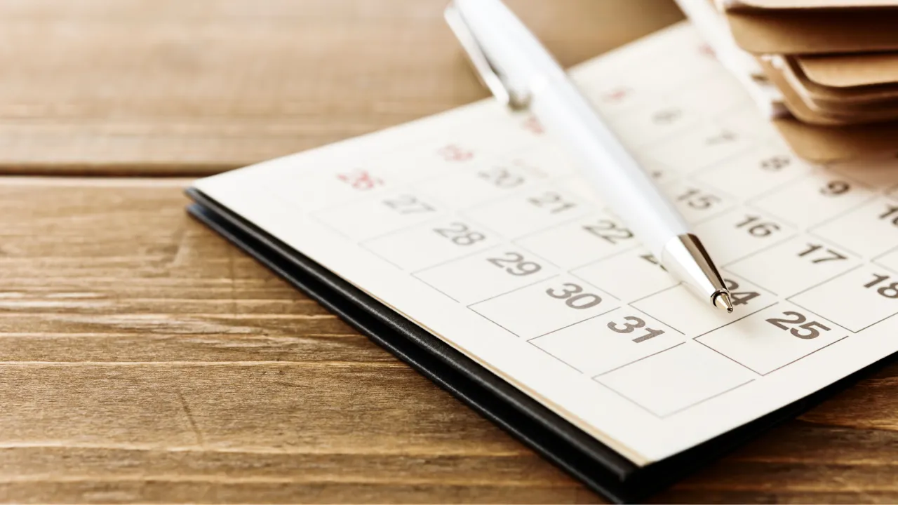 Kalendarz z zaznaczonymi datami rekrutacji