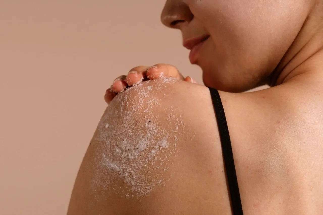 kobieta wykonująca peeling ciała