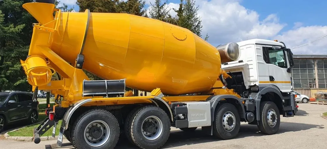 betoniarka na budowie transport betonu