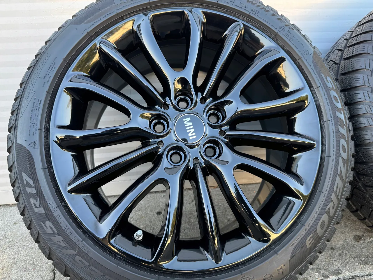 Błyszczące, czarne felgi Mini Cooper z logo 