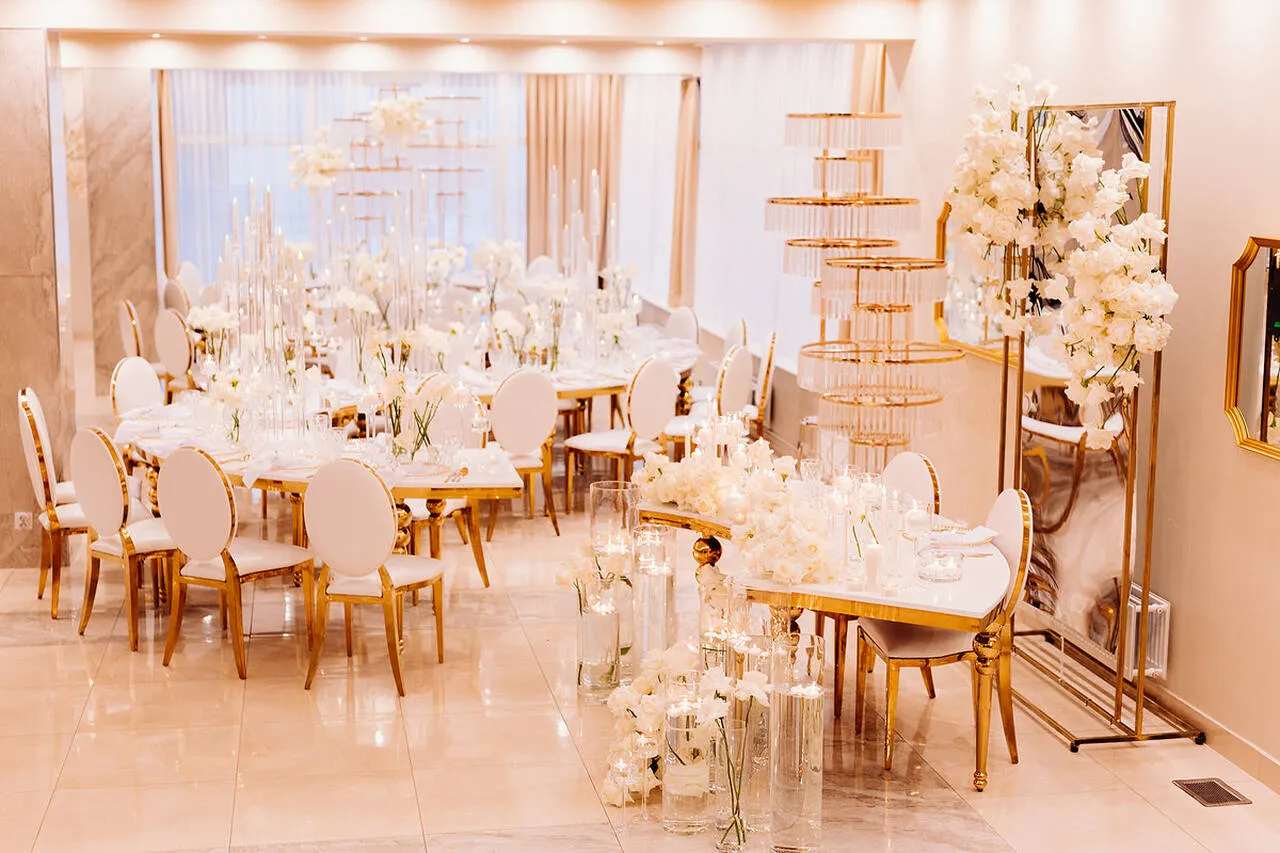 dekoracja stołu urodzinowego styl glamour złoto