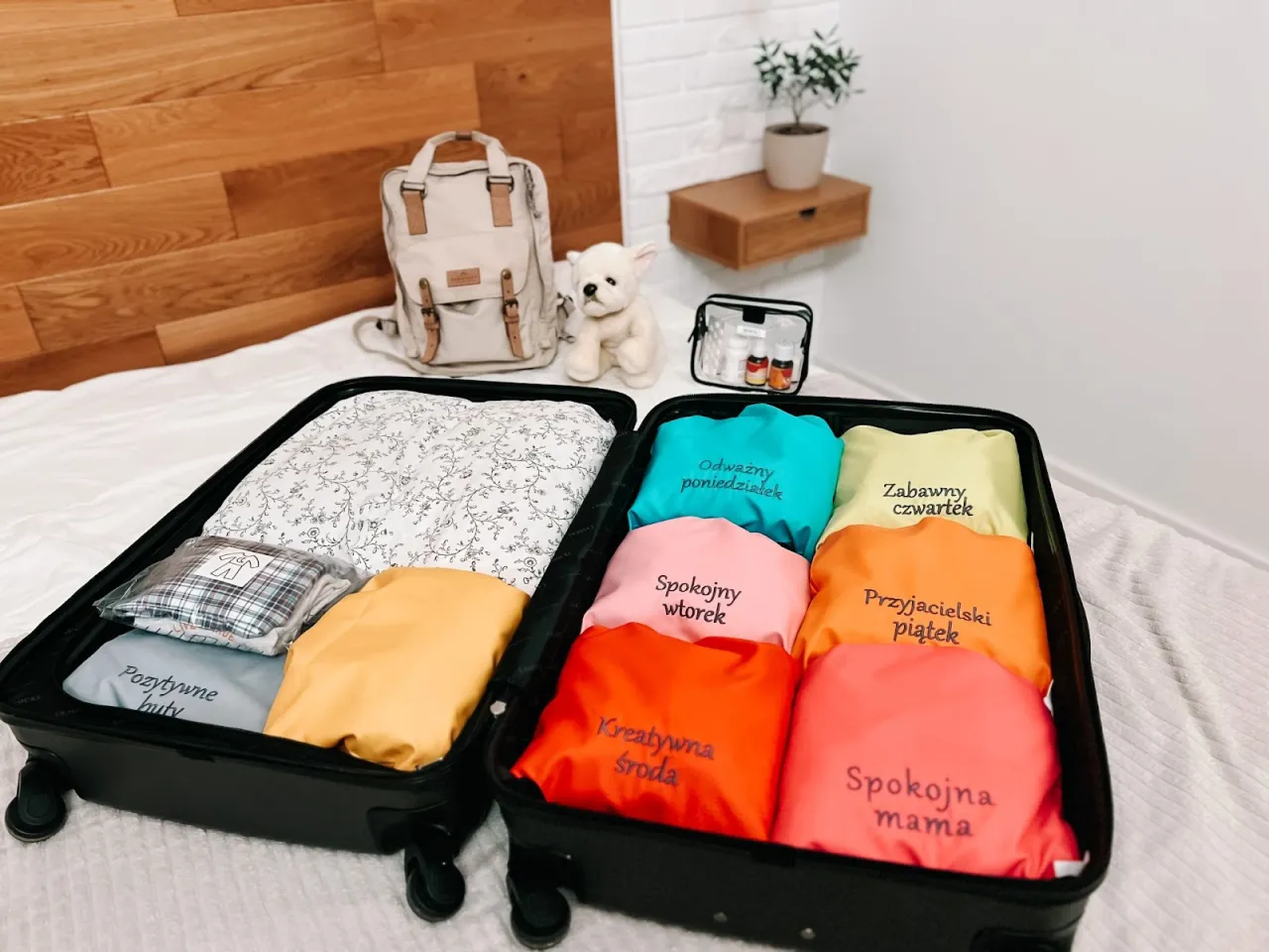 Rodzice z dziećmi pakujący plecak przed wycieczką, checklista podr&oacute;żna