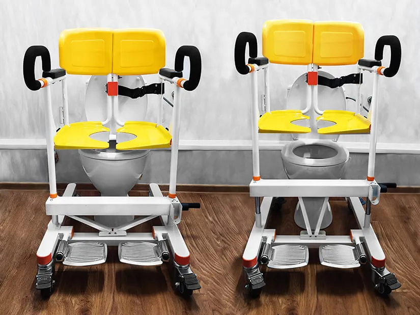 Krzesło toaletowe na kółkach vs stacjonarne