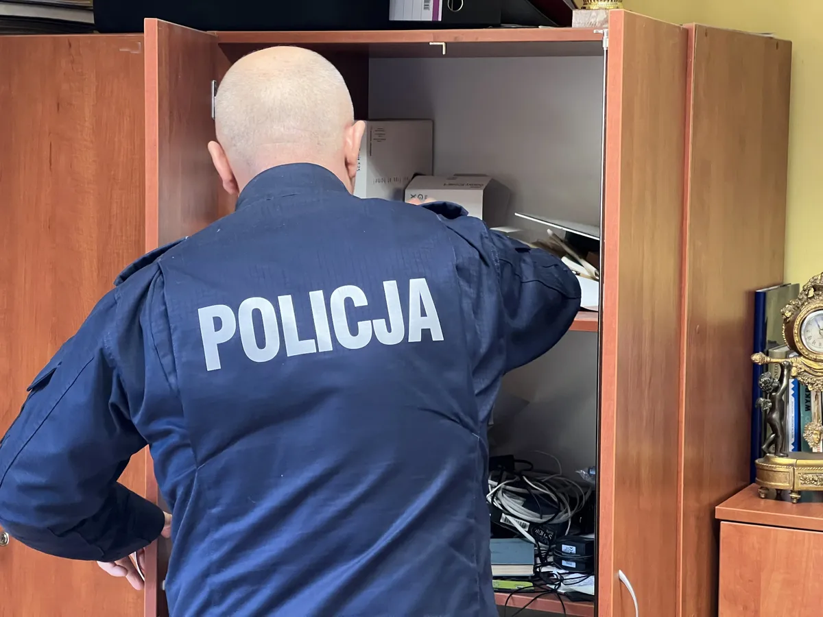 Policja w drzwiach nakaz przeszukania