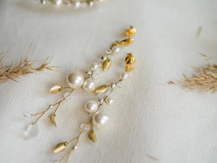 Biżuteria ślubna do szampańskiej sukni złota perły
