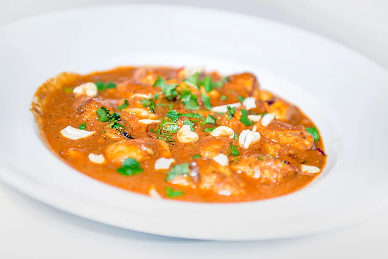 gęste curry w misce, indyjskie danie