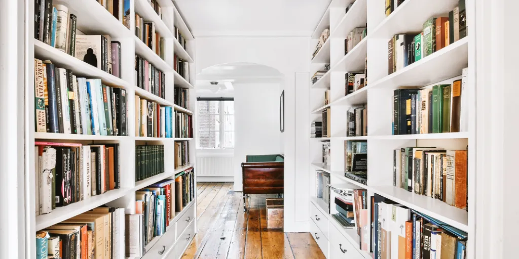 stare słowniki etymologiczne na p&oacute;łce w bibliotece