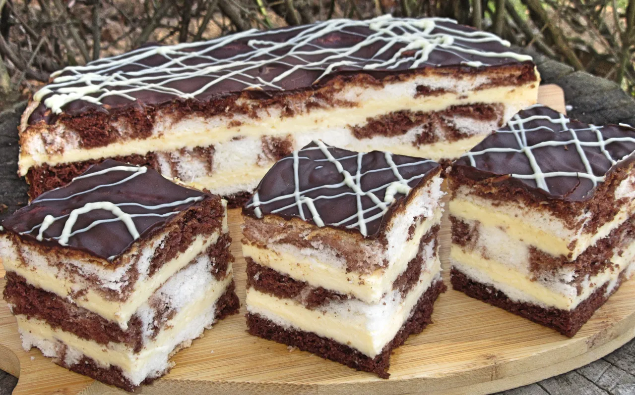 Pyszne ciasto czekoladowe z kremem, idealne do domowych przepisów kulinarnych ciasta.