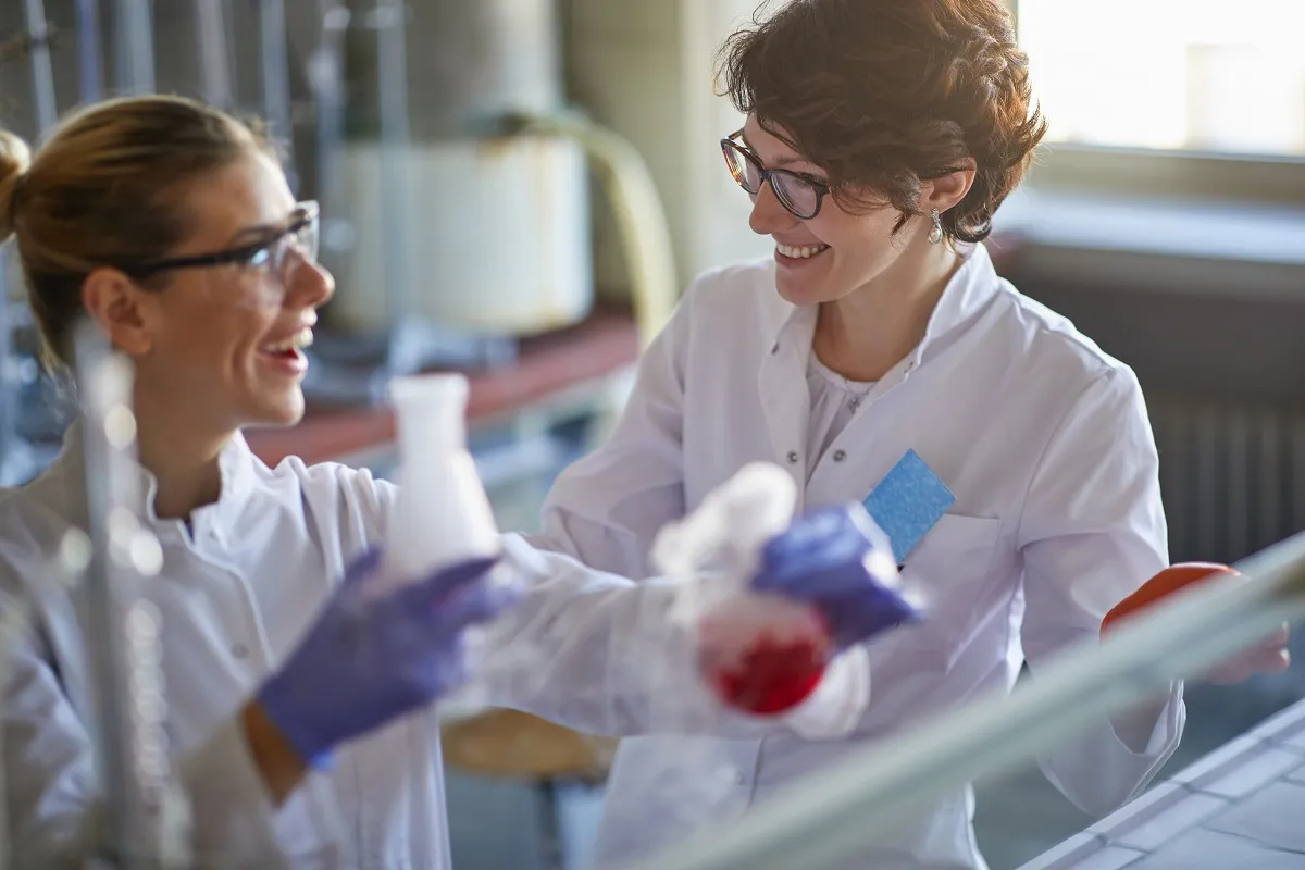 laborant zadowolony z pracy