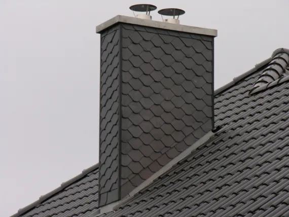 różne style wykończenia komina na dachu