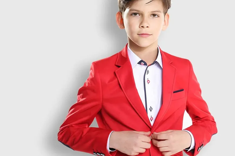 Chłopiec w garniturze komunijnym gość