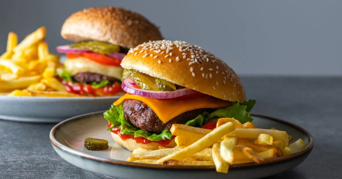 burger maison juteux et gourmand avec fromage fondu et frites