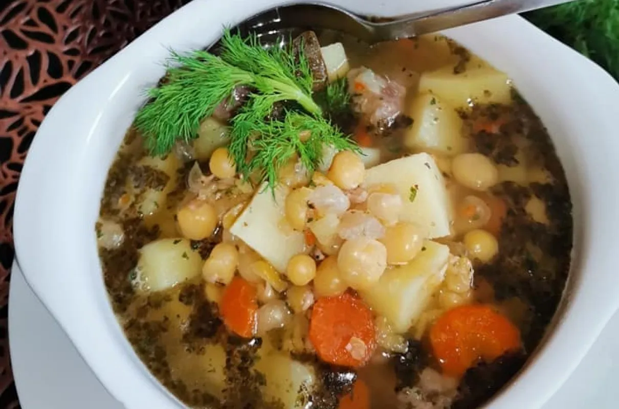 miękki groch w zupie grochowej