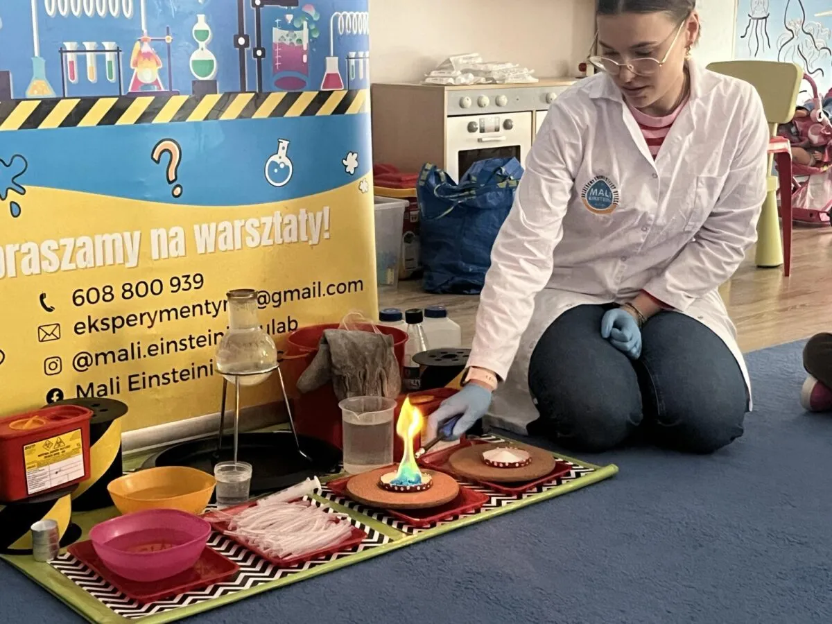 dziecko z rodzicem bezpieczne eksperymenty z ogniem