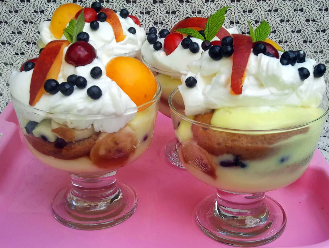 Pyszne desery w pucharkach z budyniem, owocami i bitą śmietaną. Idealne, gdy zastanawiasz się, co można zrobić z ugotowanego budyniu.