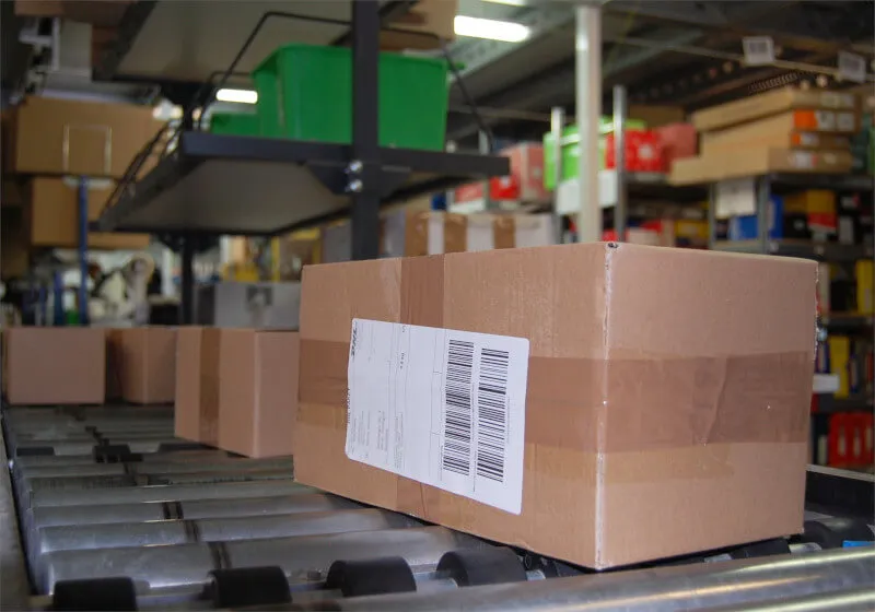 Paket mit Autoteilen Lieferung