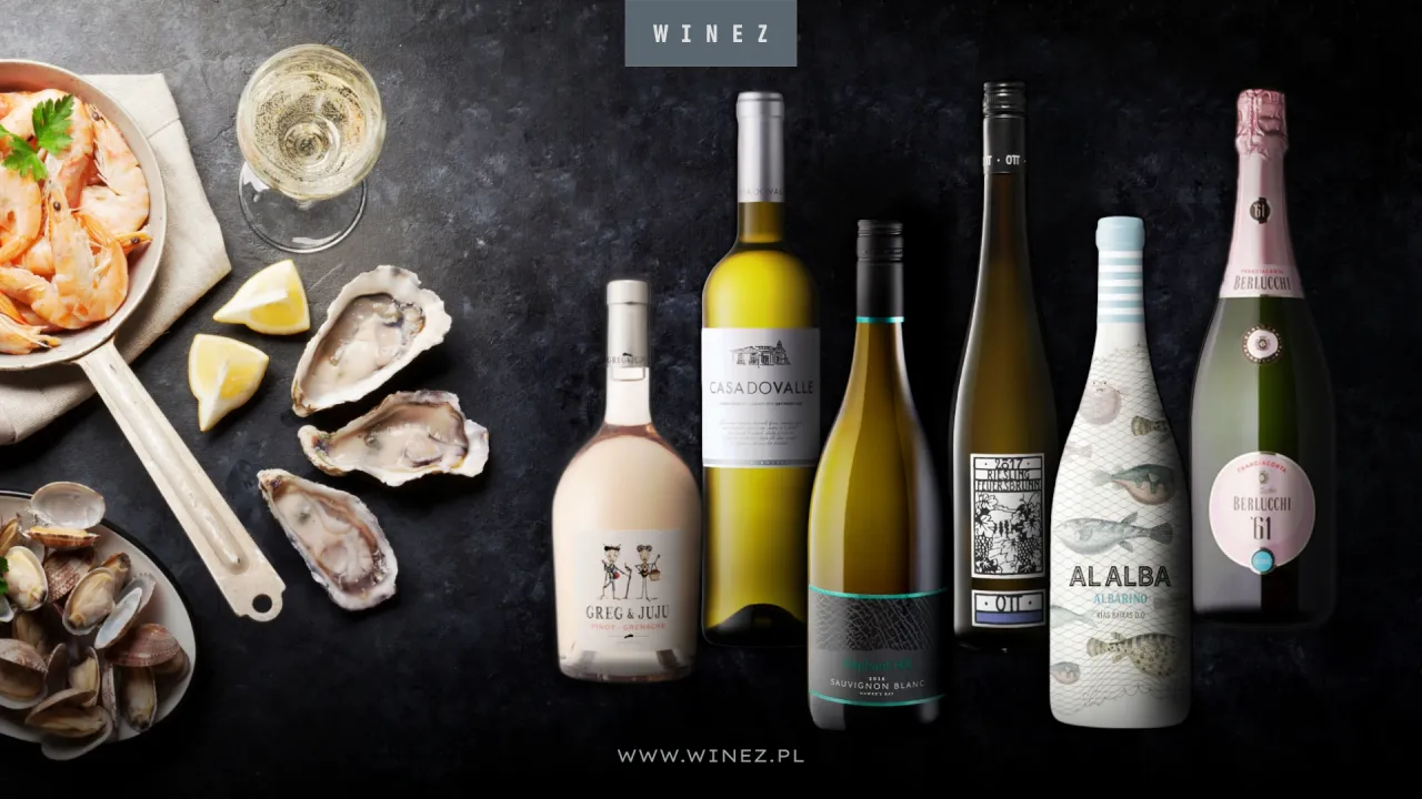 r&oacute;żne butelki białego wina do owoc&oacute;w morza