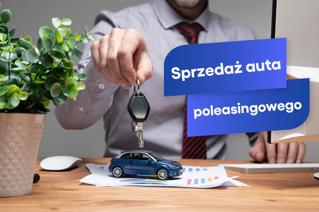 Kluczyki do auta poleasingowego w dłoni, obok miniaturowy samoch&oacute;d i wykresy. Sprzedaż samochodu po leasingu.