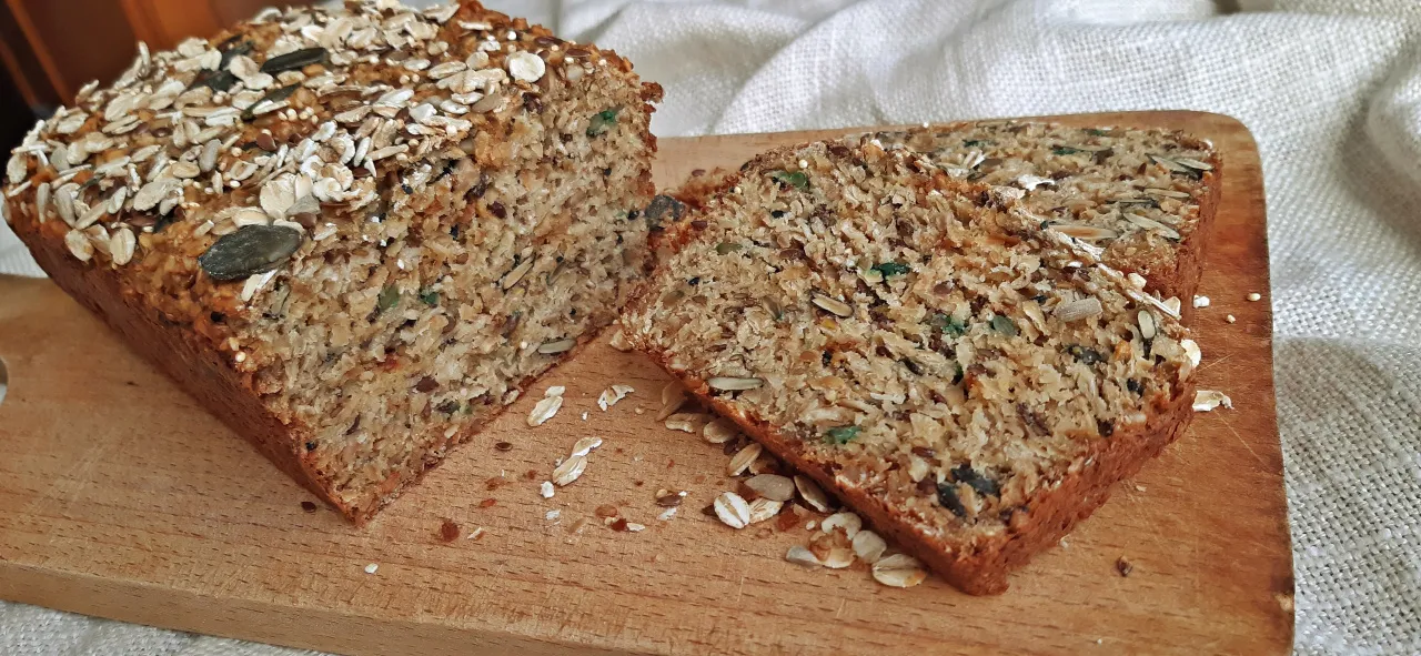 chleb bez mąki z ziarnami i płatkami owsianymi