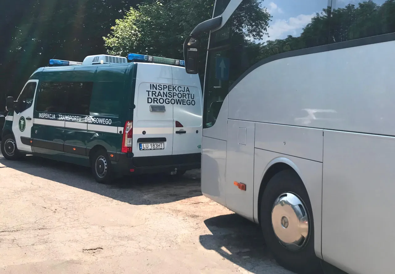 Inspekcja Transportu Drogowego kontroluje busa. Ile miejsc ma ten pojazd?