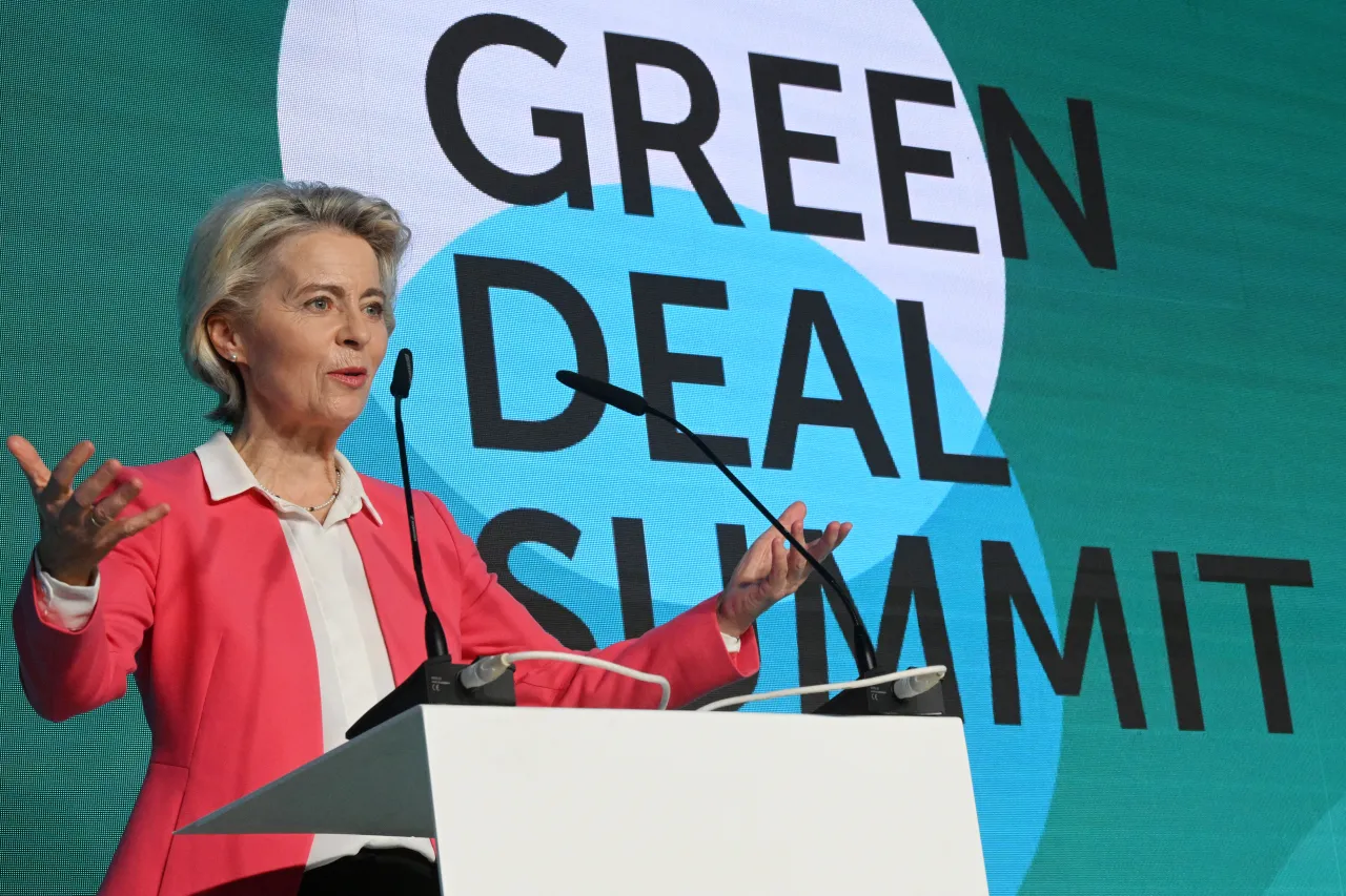 Ursula von der Leyen przemawia na szczycie Green Deal, podkreślając znaczenie zrównoważonego rozwoju.