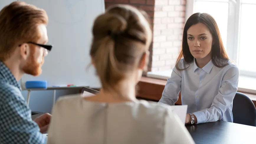 rodzic rozmawia z dyrektorem żłobka