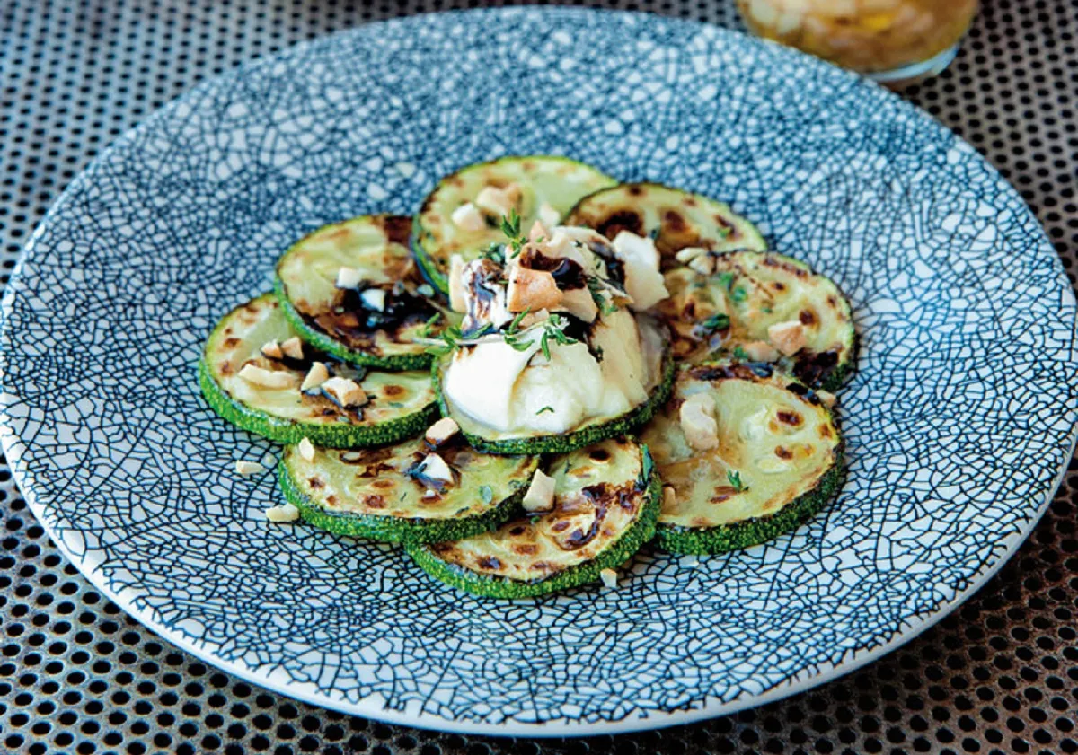 Grillowane plastry cukinii z kremowym serem i orzechami. Świetny pomysł na cukinie na lekki obiad lub przystawkę.