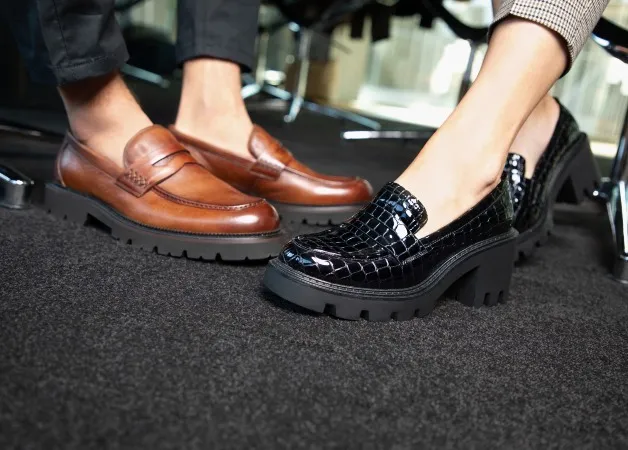 eleganckie botki na słupku i mokasyny jako buty na zmianę do biura