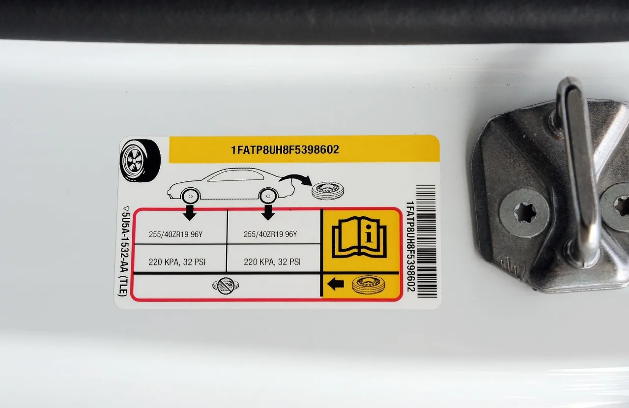 Naklejka z ciśnieniem w oponach na słupku drzwi samochodu