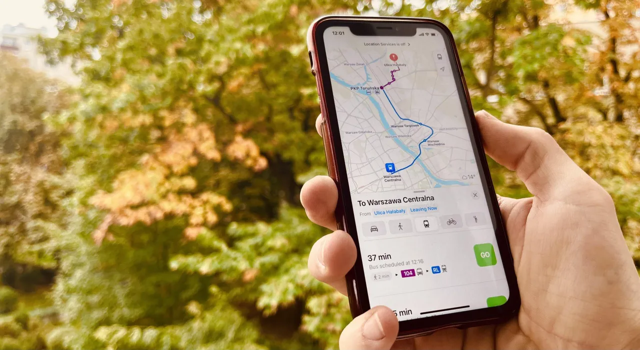 osoba używająca smartfona z mapą w plenerze
