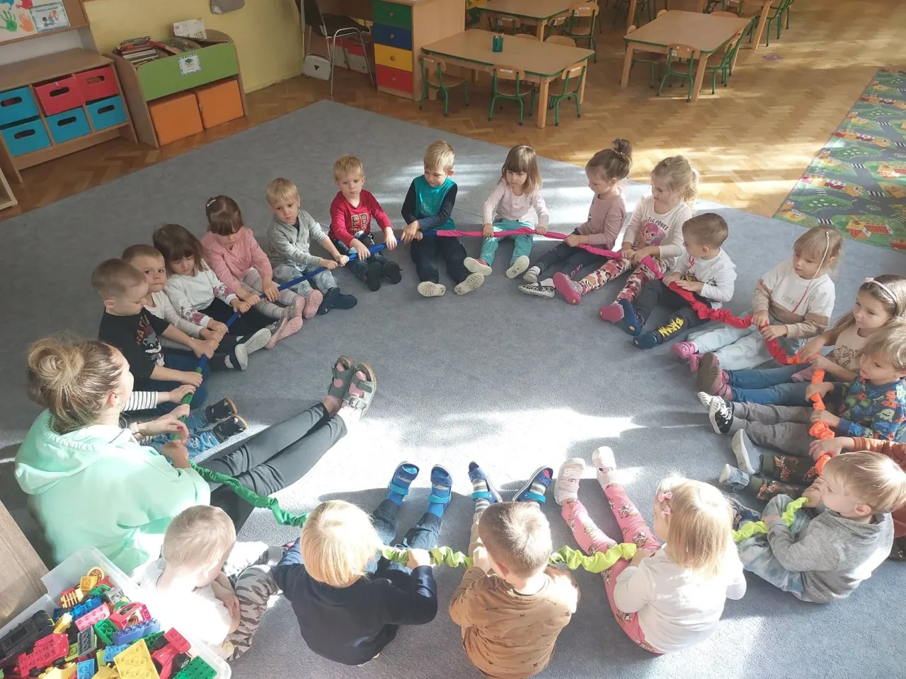 dzieci bawiące się gumą sensoryczną