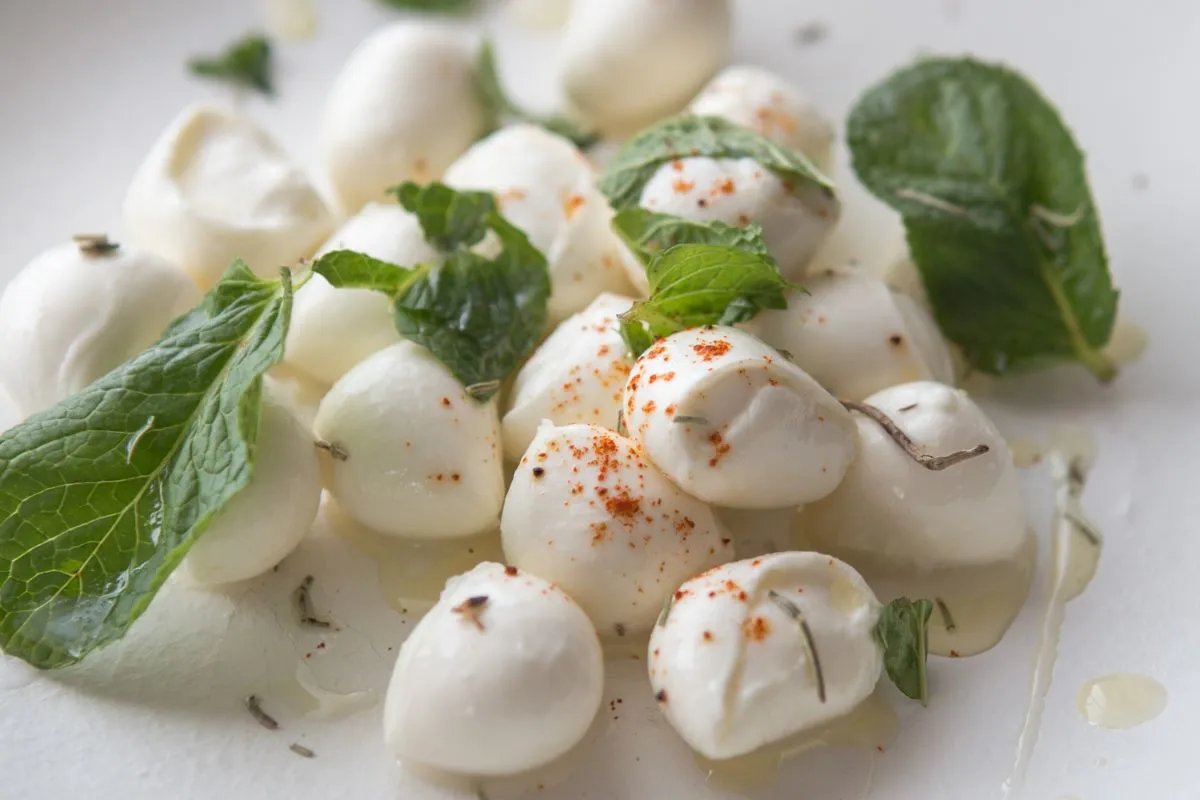 Zdjęcie Czy mozzarella jest dietetyczna? Odkryj prawdę o jej kaloriach i zdrowiu