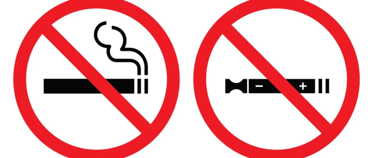 Ręka trzymająca banknoty, a obok symbol zakazu palenia i hotel