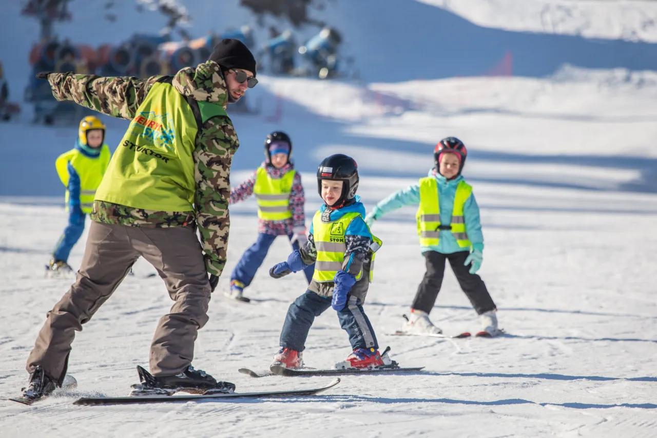 Szk&oacute;łka narciarska dla dzieci na stoku