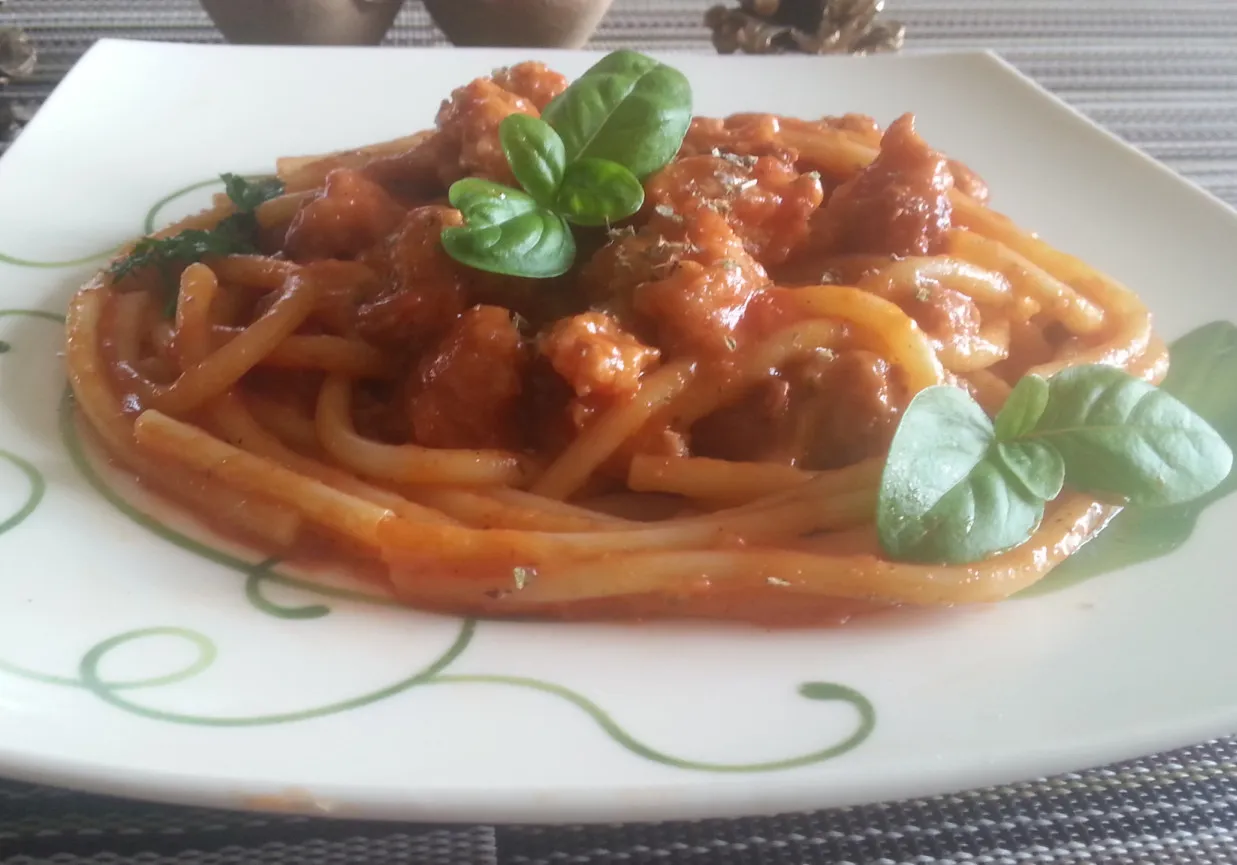 Talerz spaghetti z sosem pomidorowym i świeżą bazylią
