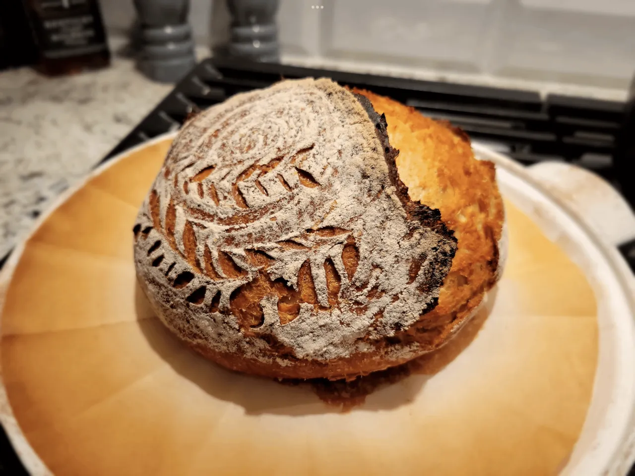 Chleb pęknięty z boku vs. idealnie nacięty