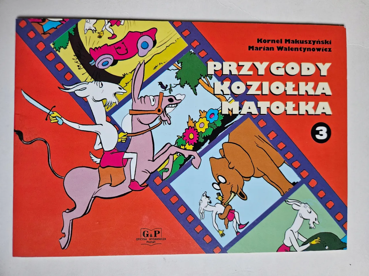 Kto jest autorem książki Koziołek Matołek? Kornel Makuszyński i Marian Walentynowicz. Okładka przedstawia przygody koziołka.