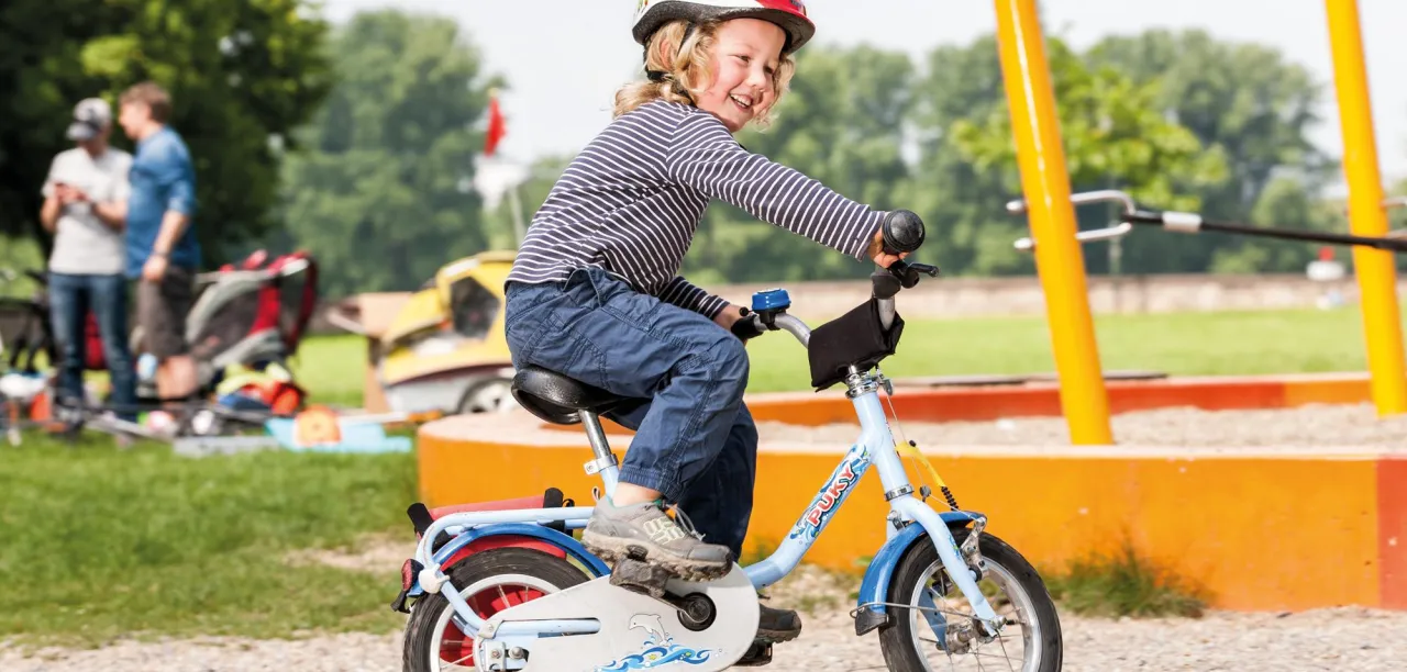 Kind lernt Fahrradfahren ohne Stützräder