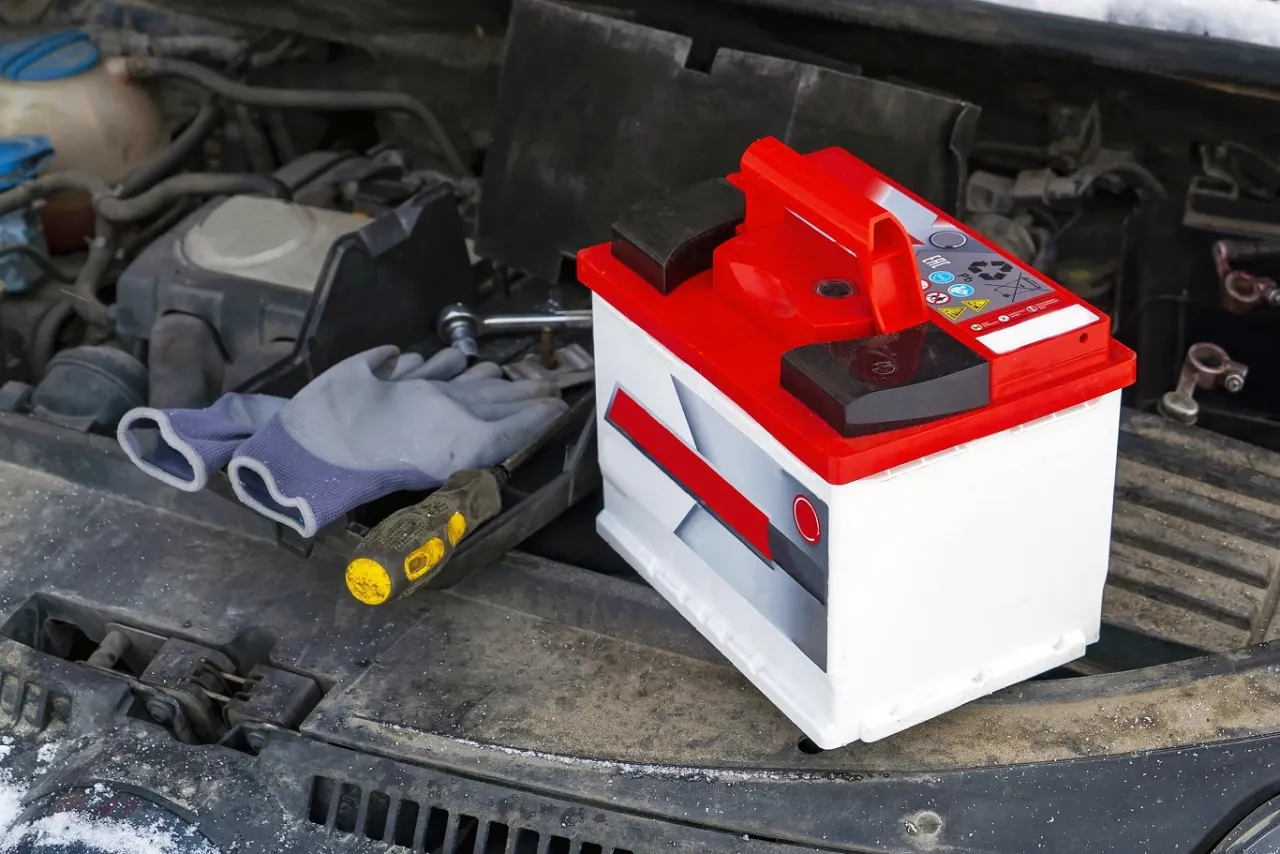 rozładowany akumulator samochód zablokowany