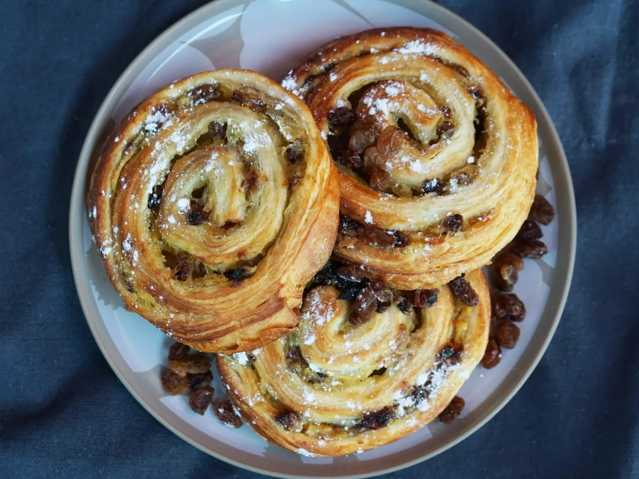 talerz z różnorodnymi słodkimi ciastkami z ciasta francuskiego