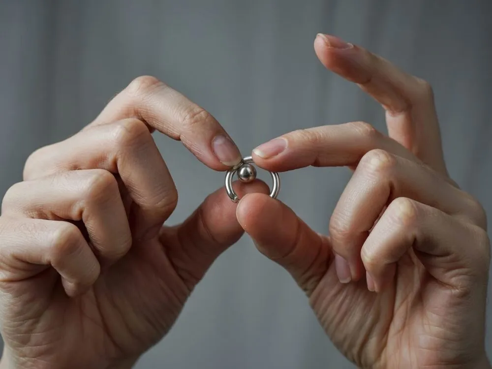 problemy z odkręcaniem kolczyka, kolczyk z kulką zablokowany