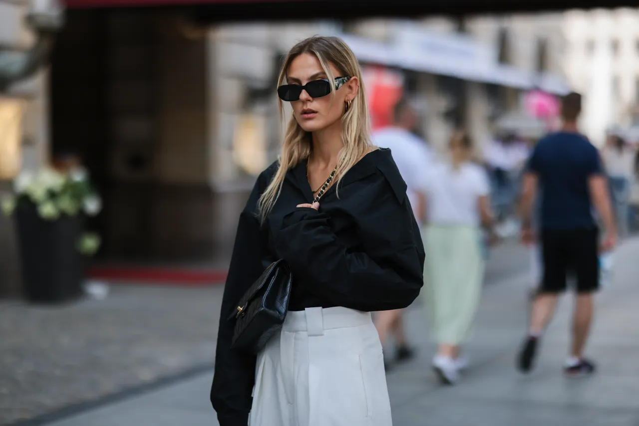 kobieta w czarnej koszuli i szerokich spodniach palazzo stylizacja