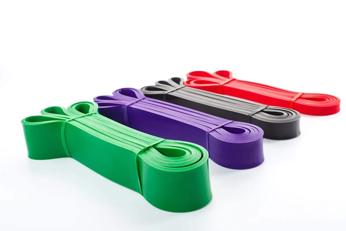 Różne rodzaje gum i taśm do ćwiczeń