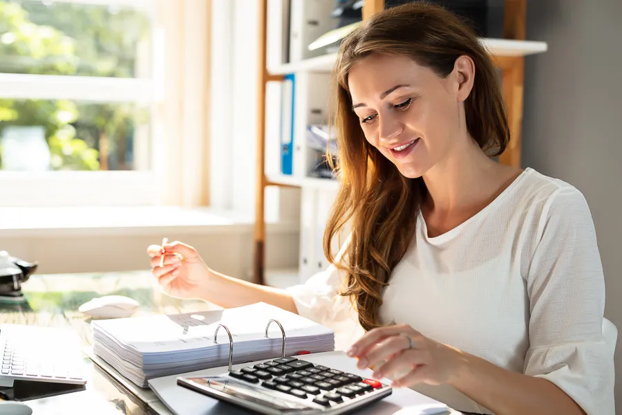 Specjalista ds. rozliczeń ZUS praca przy komputerze