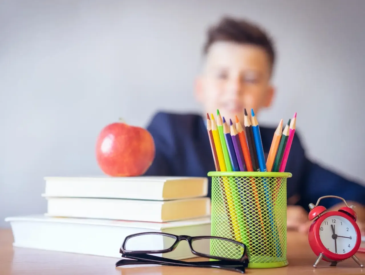 Uczeń z nowymi podręcznikami i przyborami szkolnymi